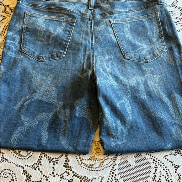 NWT Chico’s Newberry Indigo 2R So Slimming Girlfriend Slim Leg Jeans Trendy - Picture 7 of 15